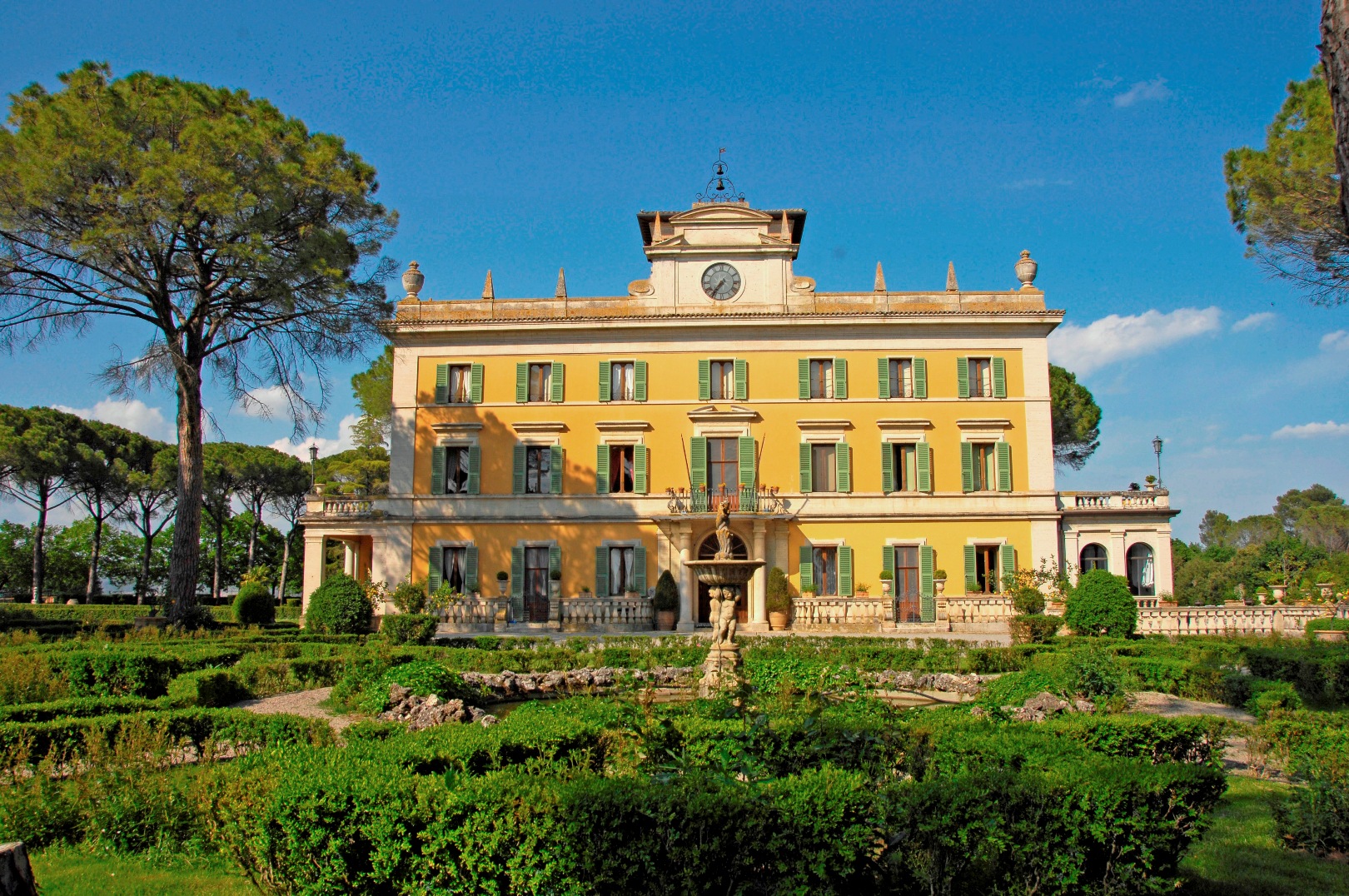 LUXURY REAL ESTATE IN ITALY